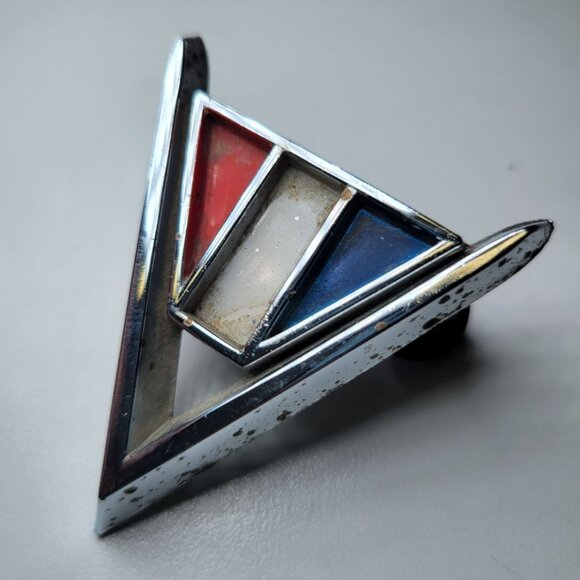 60s Emblem Chevrolet Chevelle Impala El Camino V Fender 3840317-2 Chrome Red - Picture 2 of 10